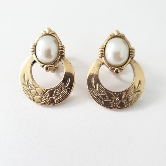 Vintage Clip On Earrings - Picture 2 of 3